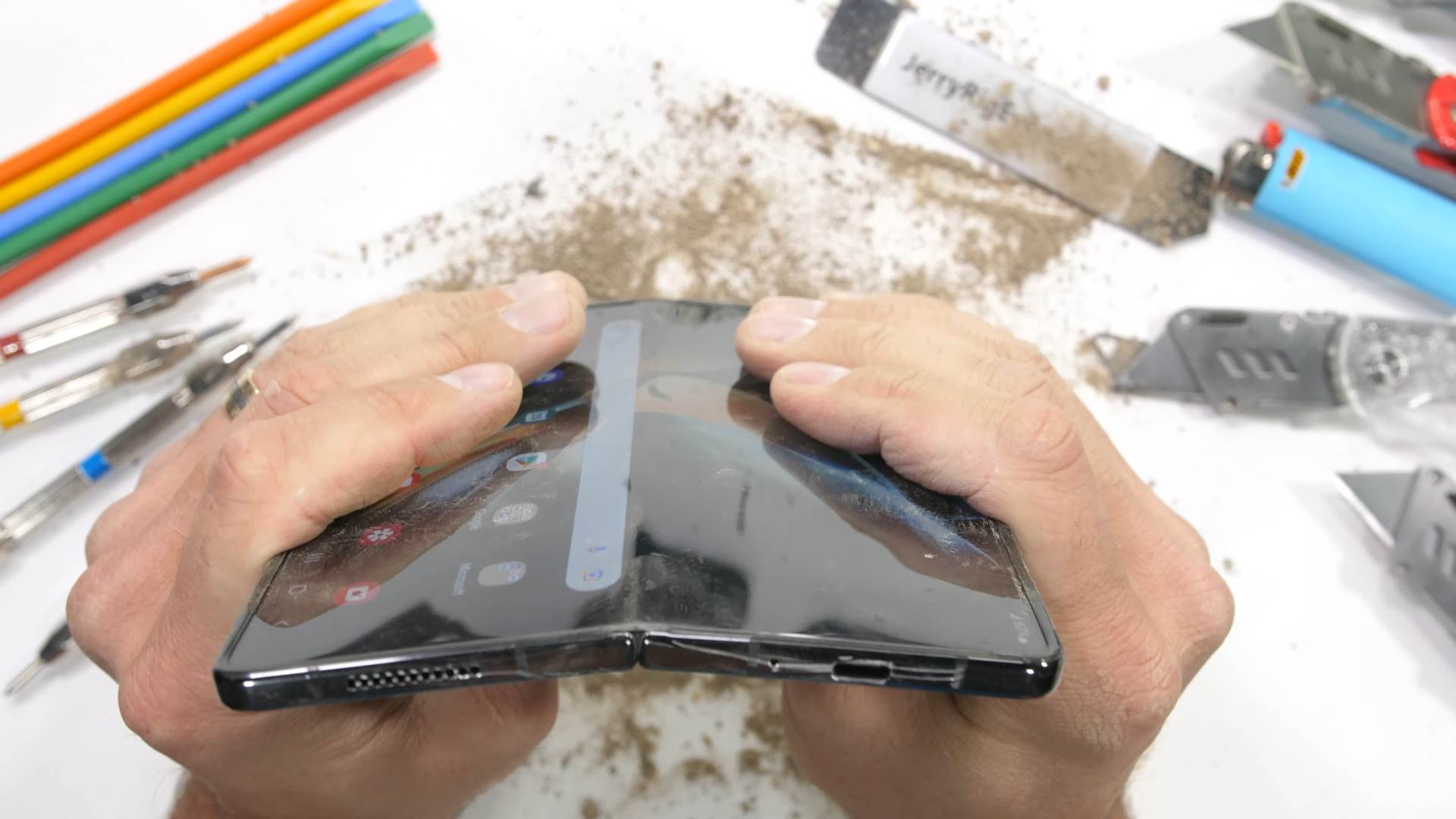  Samsung Z Fold 4 Durability Test! - Samsung says its 'Unbreakable'_! 8-38 screenshot.png - YouTube / JerryRigEverything 