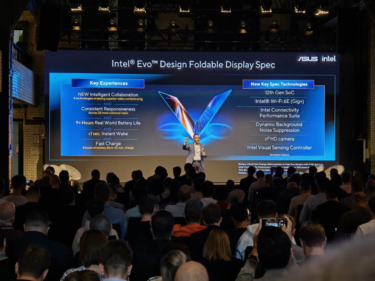  Asus Zenbook 17 Fold OLED uživo (3).jpg 