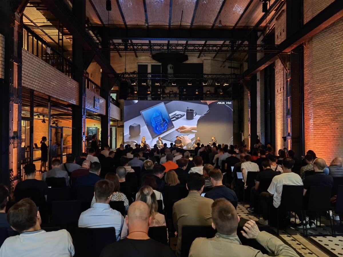  Asus Zenbook 17 Fold OLED uživo (4).jpg - SmartLife / Marko Čavić 