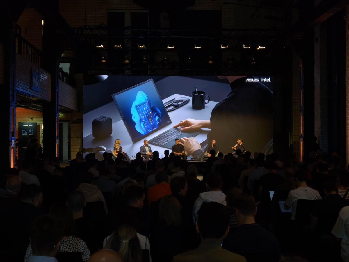  Asus Zenbook 17 Fold OLED uživo (5).jpg - SmartLife / Marko Čavić 