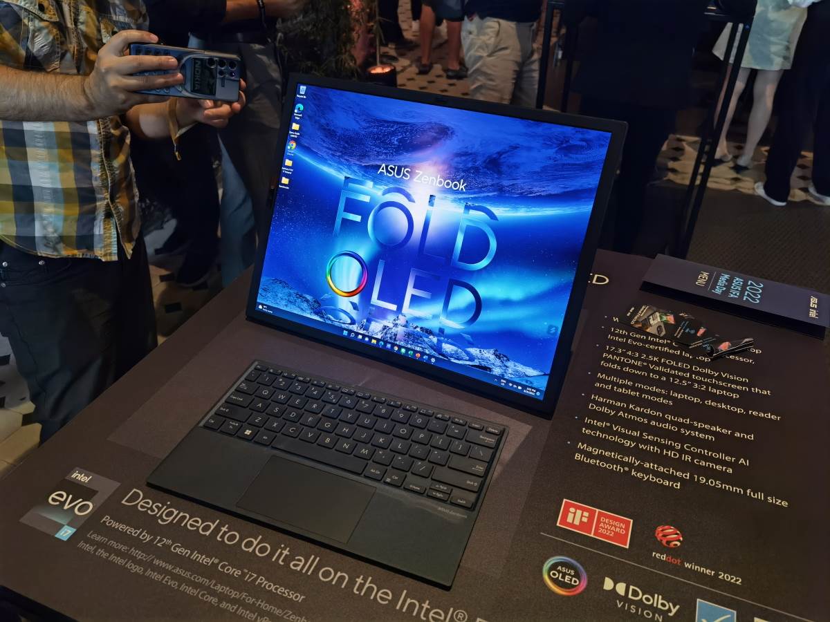  Asus Zenbook 17 Fold OLED uživo (8).jpg - SmartLife / Marko Čavić 