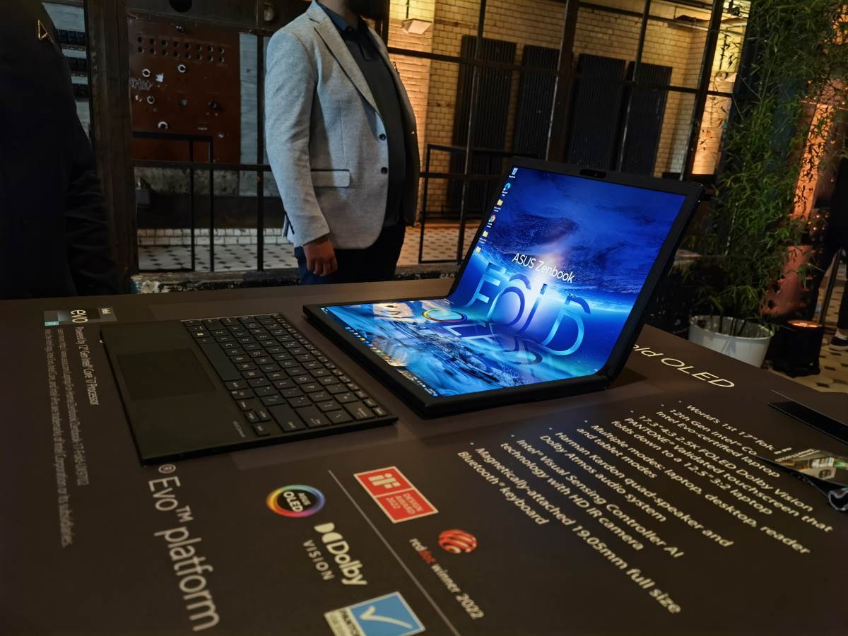  Asus Zenbook 17 Fold OLED uživo (12).jpg 