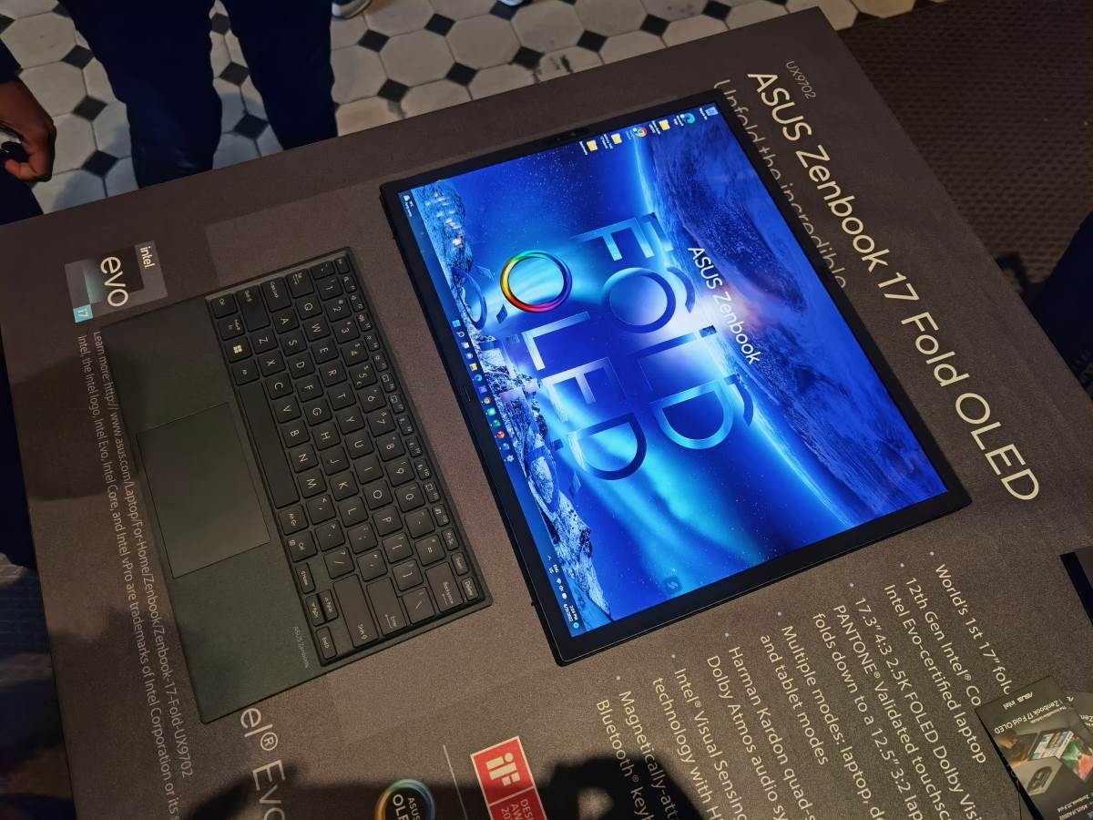  Asus Zenbook 17 Fold OLED uživo (13).jpg - SmartLife / Marko Čavić 