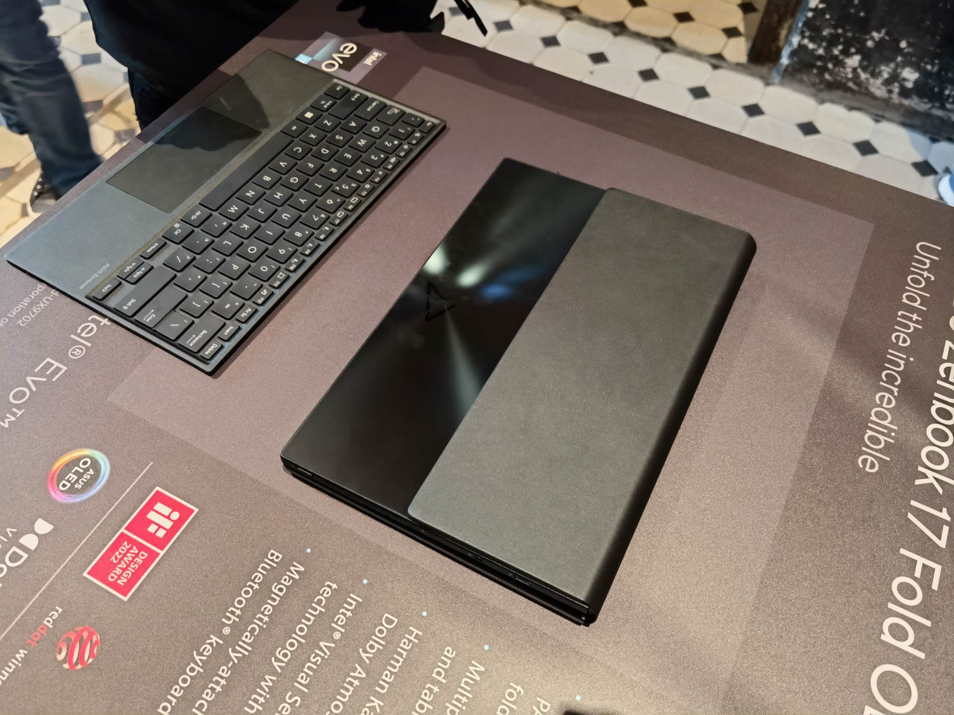  Asus Zenbook 17 Fold OLED uživo (18).jpg 