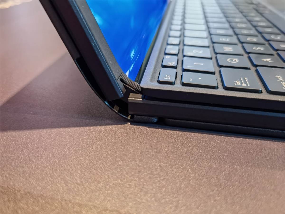  Asus Zenbook 17 Fold OLED uživo (23).jpg - SmartLife / Marko Čavić 