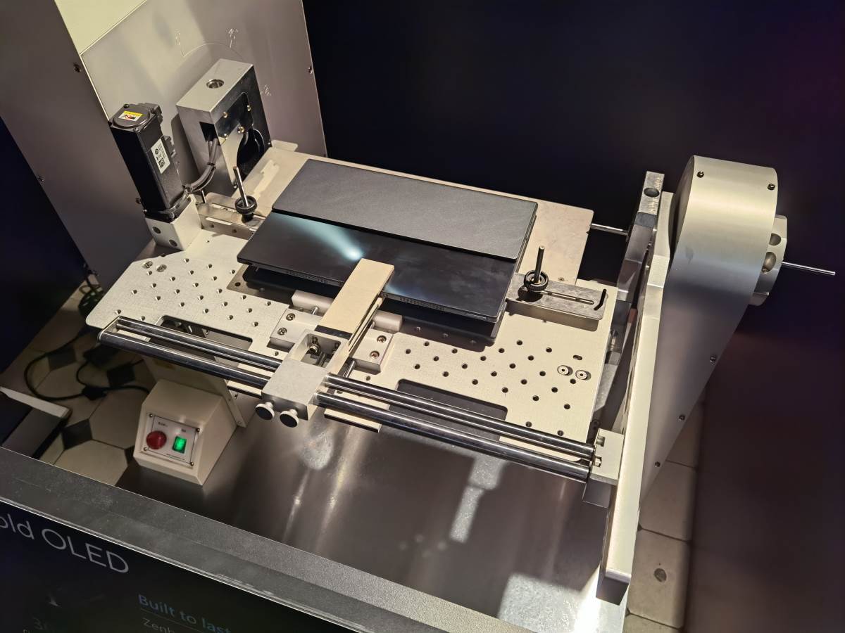  Asus Zenbook 17 Fold OLED uživo (24).jpg 