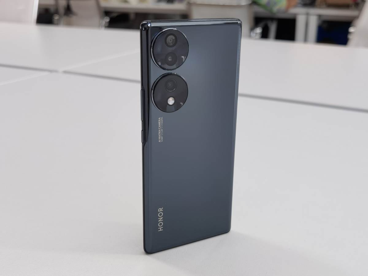 HONOR 70 (2).jpg   HONOR 70 (2).jpg