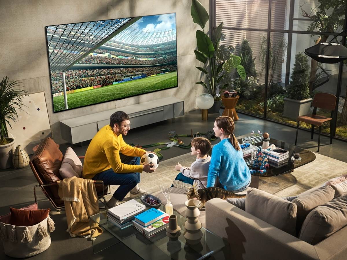  97-inch TV on IFA 2022 3.jpg 
