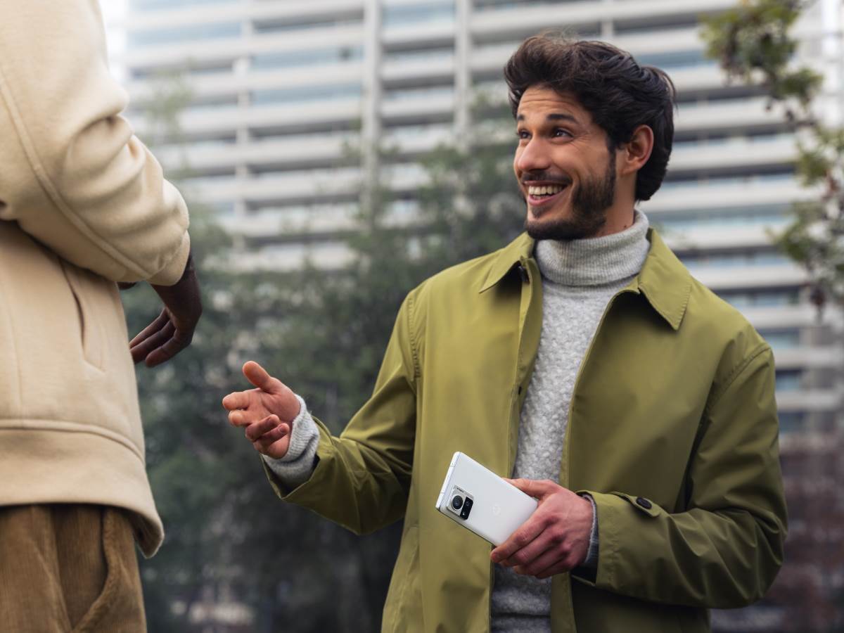  Motorola Edge 30 Ultra Lifestyle 2.jpg - Motorola 