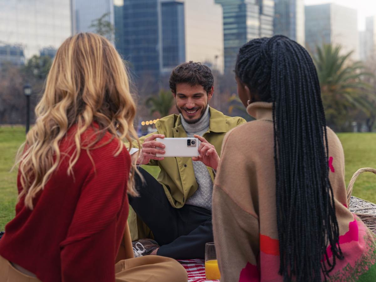  Motorola Edge 30 Ultra Lifestyle 1.jpg 