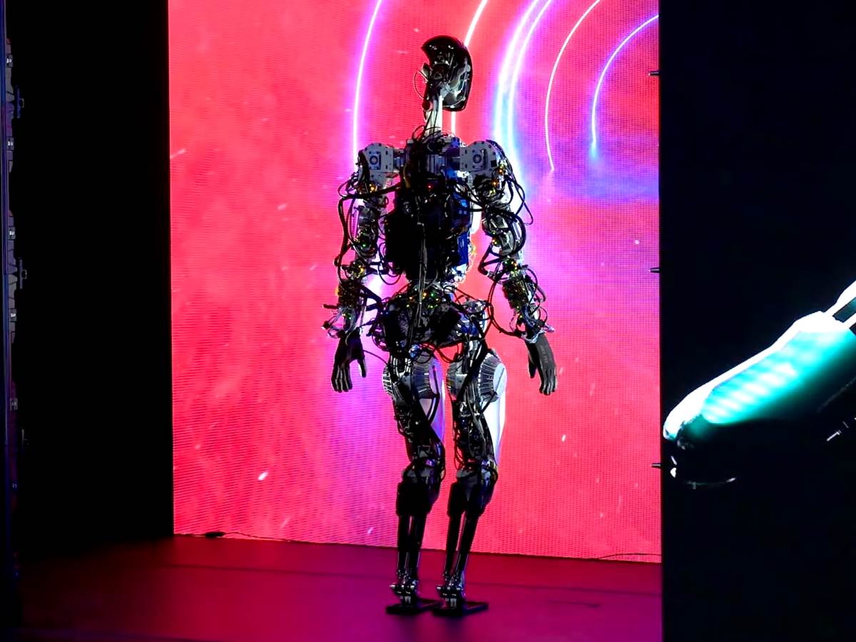 Tesla Optimus robot 8.jpg - Tesla   Tesla Optimus robot 8.jpg - Tesla