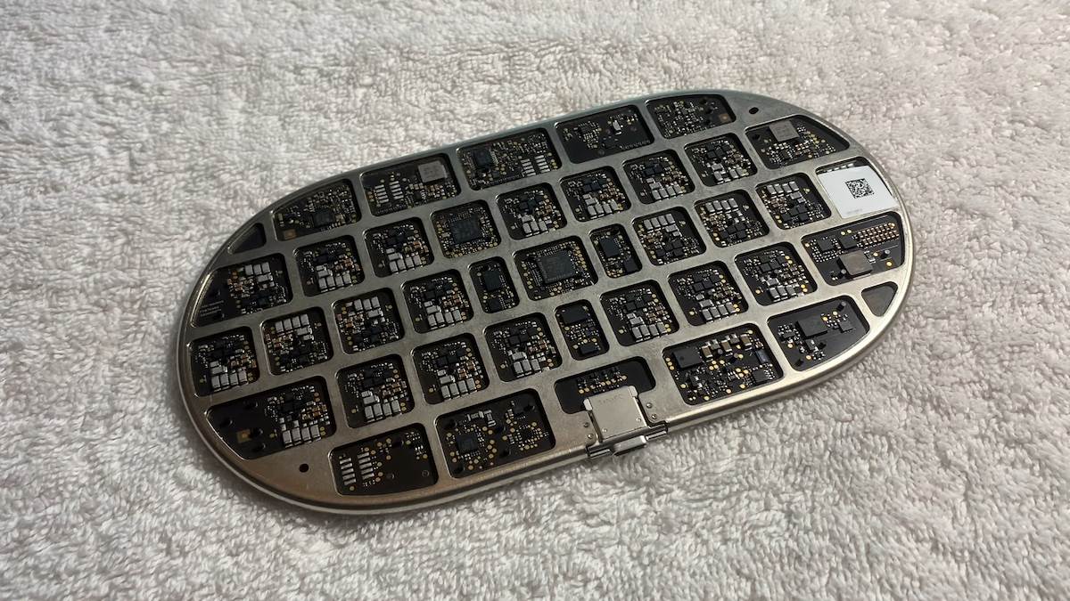 Apple AirPower Prototype - Now Working! 0-15 screenshot.jpg - YouTube / Apple Demo   Apple AirPower Prototype - Now Working! 0-15 screenshot.jpg - YouTube / Apple Demo