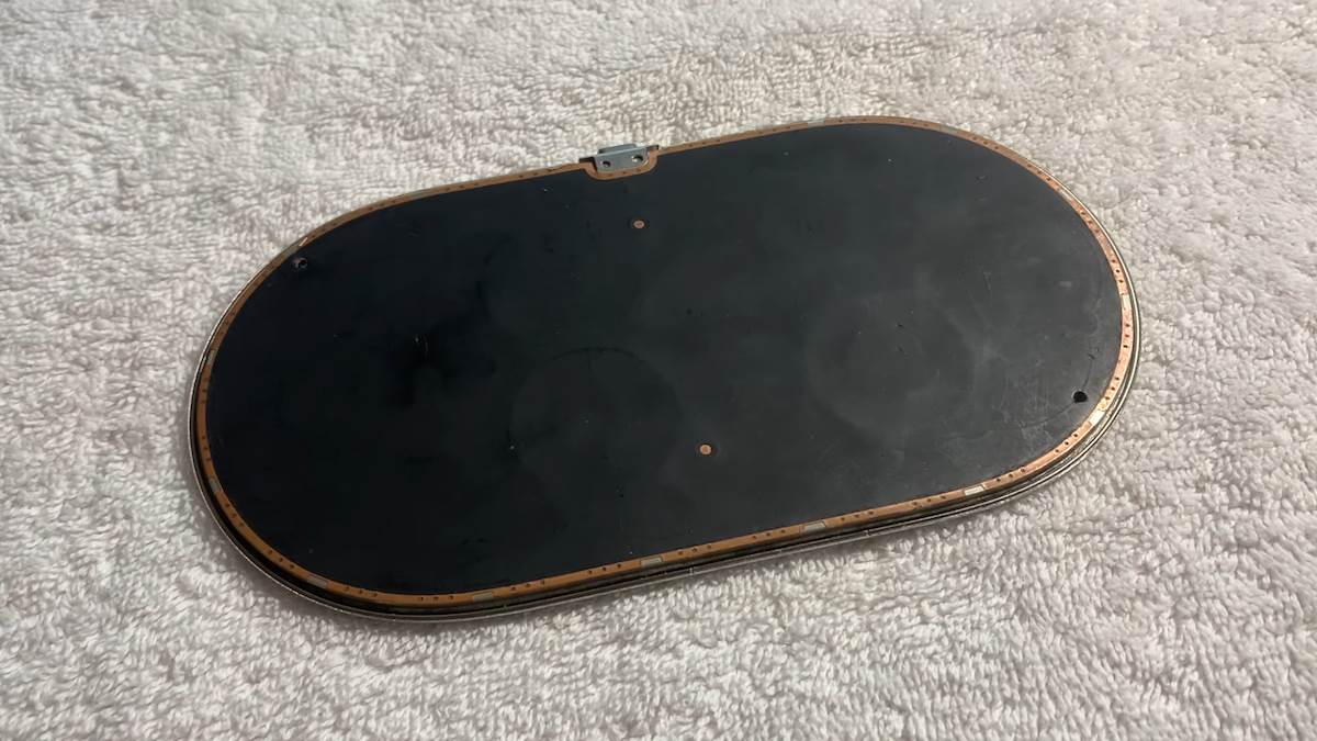  Apple AirPower Prototype - Now Working! 0-1 screenshot.png - YouTube / Apple Demo 