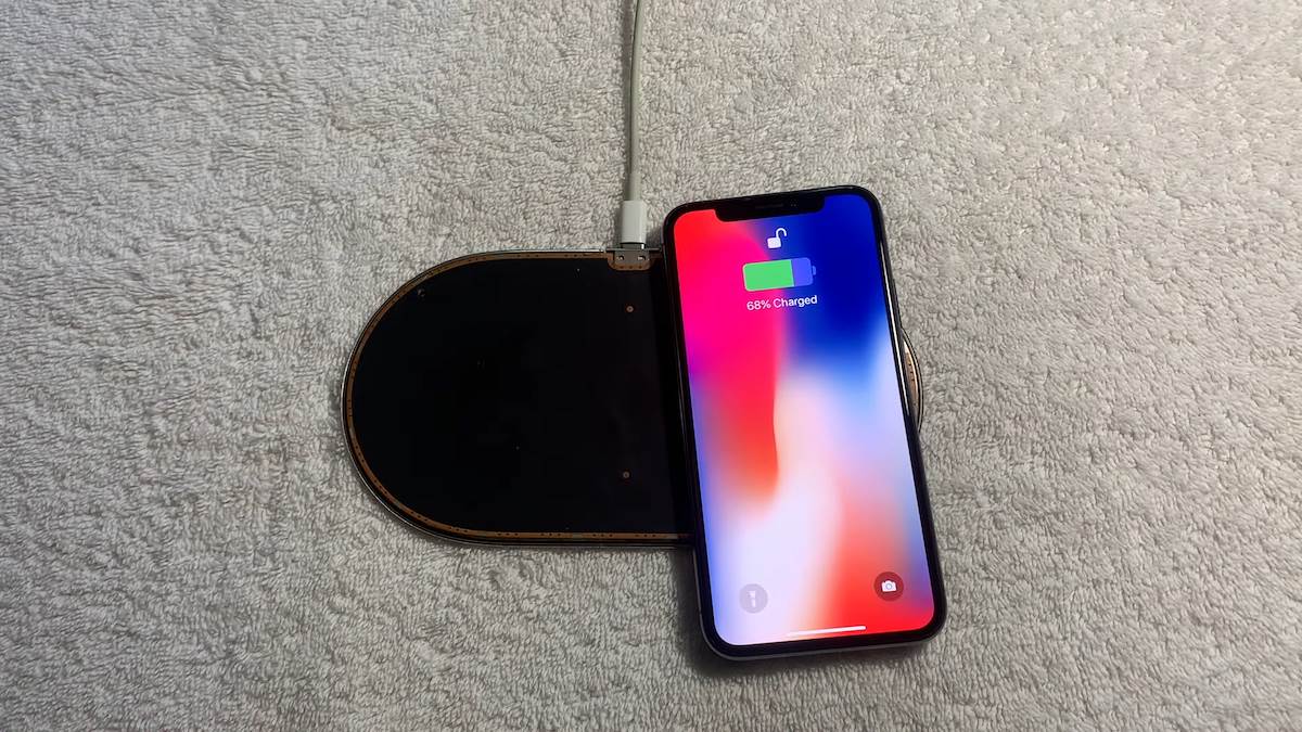Apple AirPower Prototype - Now Working! 2-26 screenshot.png - YouTube / Apple Demo   Apple AirPower Prototype - Now Working! 2-26 screenshot.png - YouTube / Apple Demo