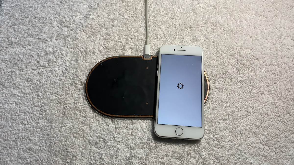 Apple AirPower Prototype - Now Working! 2-40 screenshot.png - YouTube / Apple Demo   Apple AirPower Prototype - Now Working! 2-40 screenshot.png - YouTube / Apple Demo