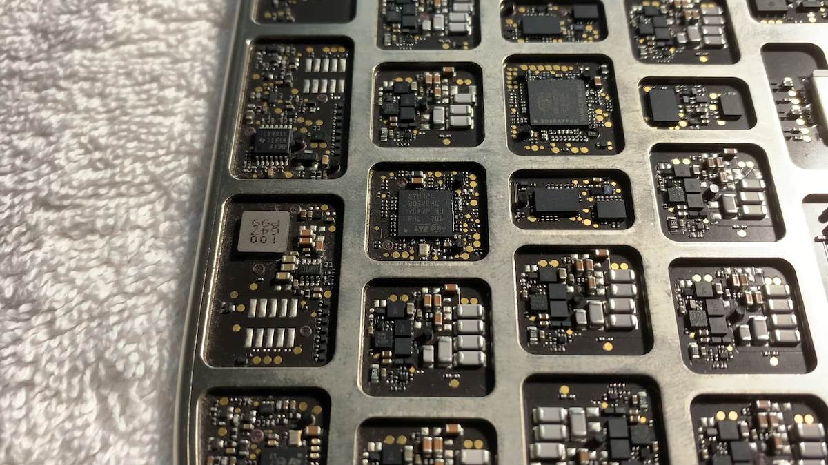  Apple AirPower Prototype - Now Working! 4-15 screenshot.png - YouTube / Apple Demo 