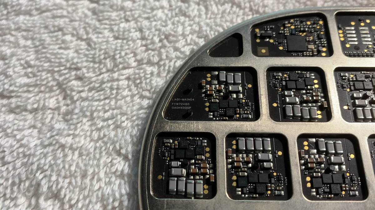  Apple AirPower Prototype - Now Working! 4-36 screenshot.png - YouTube / Apple Demo 