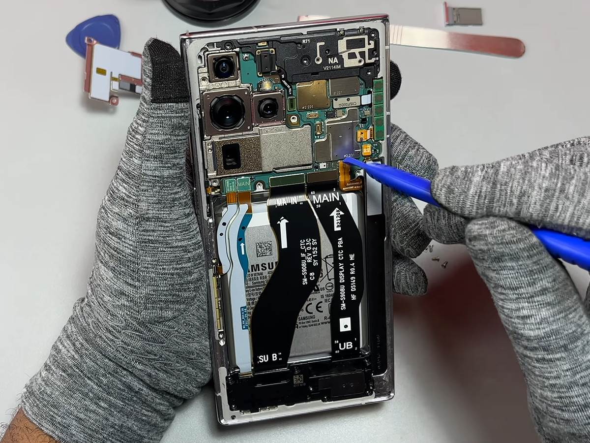  Galaxy S22 Ultra Teardown Repair Analysis from Disassembly 3-7 screenshot.jpg 