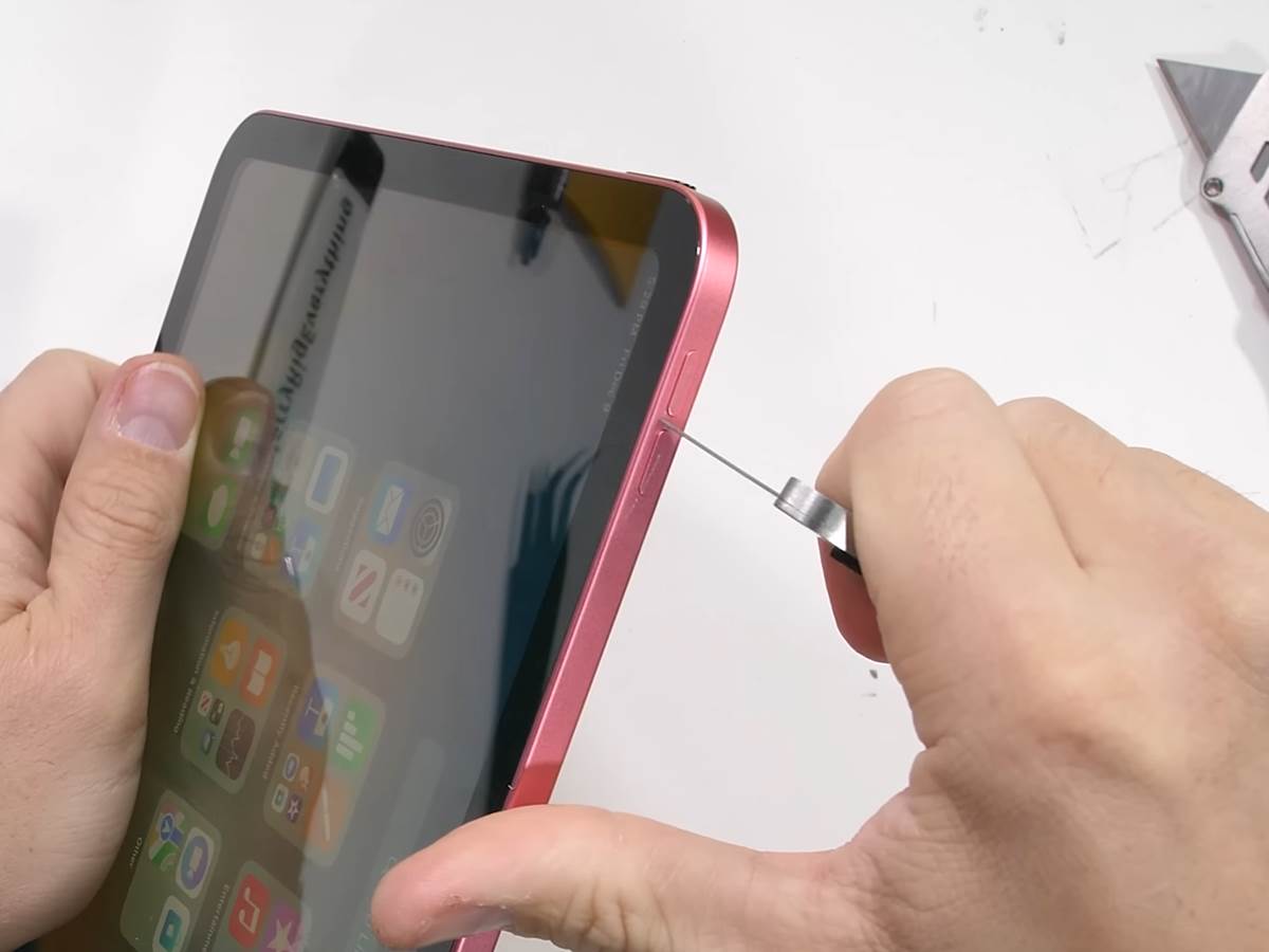  The New iPad is...  (Lets just not talk about it...) 5-4 screenshot.png - YouTube / JerryRigEverything 