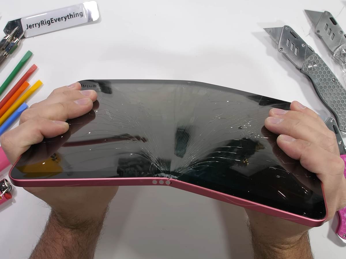  The New iPad is...  (Lets just not talk about it...) 7-43 screenshot.png - YouTube / JerryRigEverything 