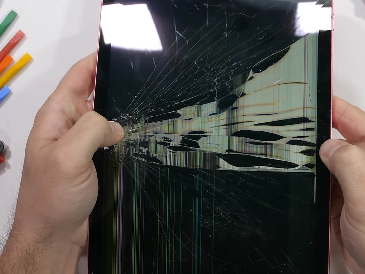  The New iPad is...  (Lets just not talk about it...) 7-54 screenshot.png - YouTube / JerryRigEverything 