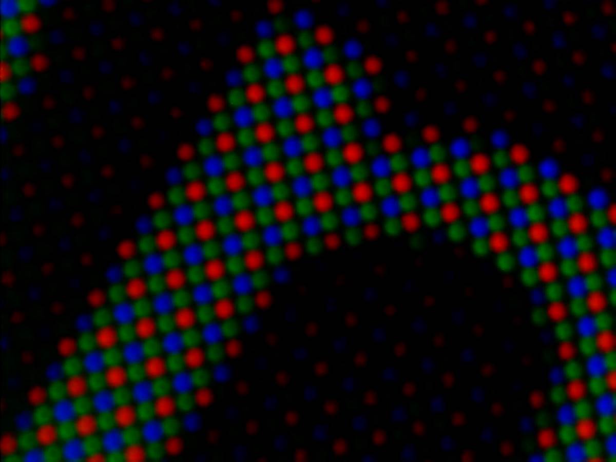  Smartphone Pixels under microscope (IPS vs OLED) 2-44 screenshot.jpg - YouTube / MultiScience2 