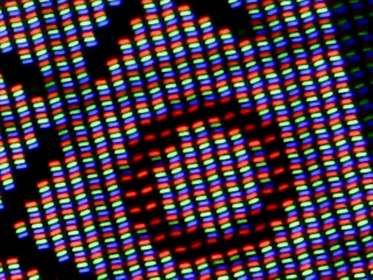  Smartphone Pixels under microscope (IPS vs OLED) 4-23 screenshot.png 