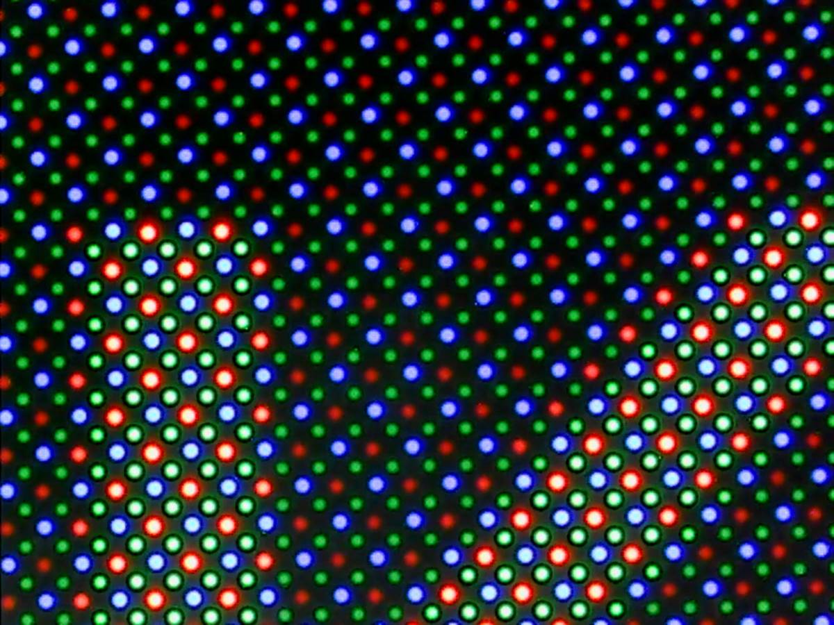  Smartphone Pixels under microscope (IPS vs OLED) 1-33 screenshot.png - YouTube / MultiScience2 