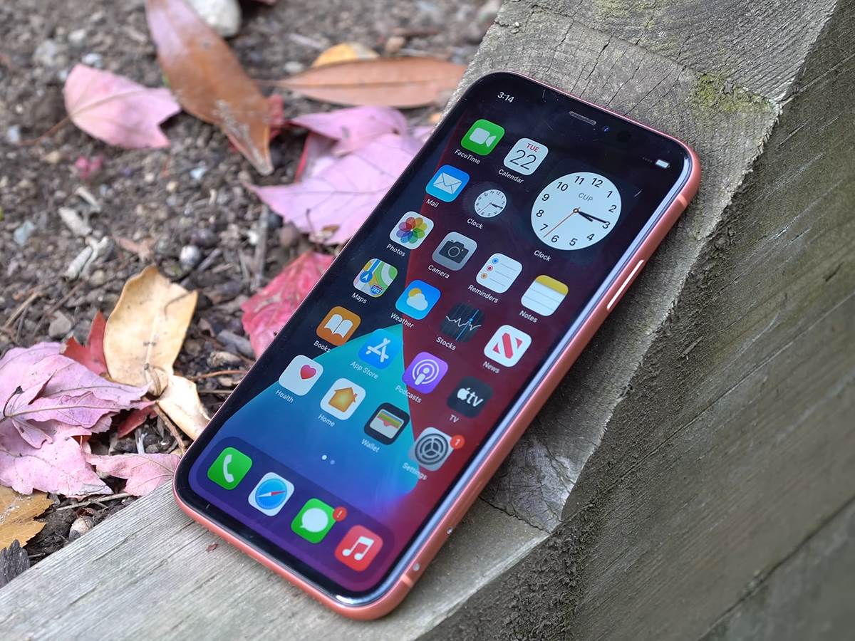  iPhone XR in 2022 - worth it_ (Review) 4-44 screenshot.png - YouTube / Marques Brownlee / 91Tech 