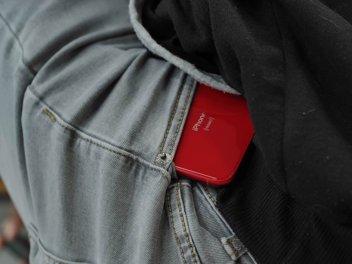  iPhone XR Review_ No Need to Panic! 2-59 screenshot.png - YouTube / Marques Brownlee / 91Tech 