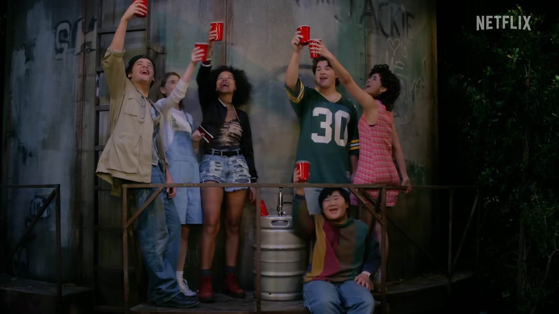 That '90s Show _ Official Trailer _ Netflix 0-43 screenshot.png - YouTube / Netflix   That '90s Show _ Official Trailer _ Netflix 0-43 screenshot.png - YouTube / Netflix