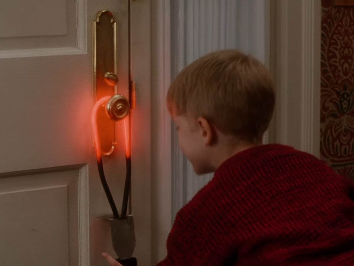  Home Alone - Theatrical Trailer Remastered in HD 1-11 screenshot.png - YouTube / wright96d 
