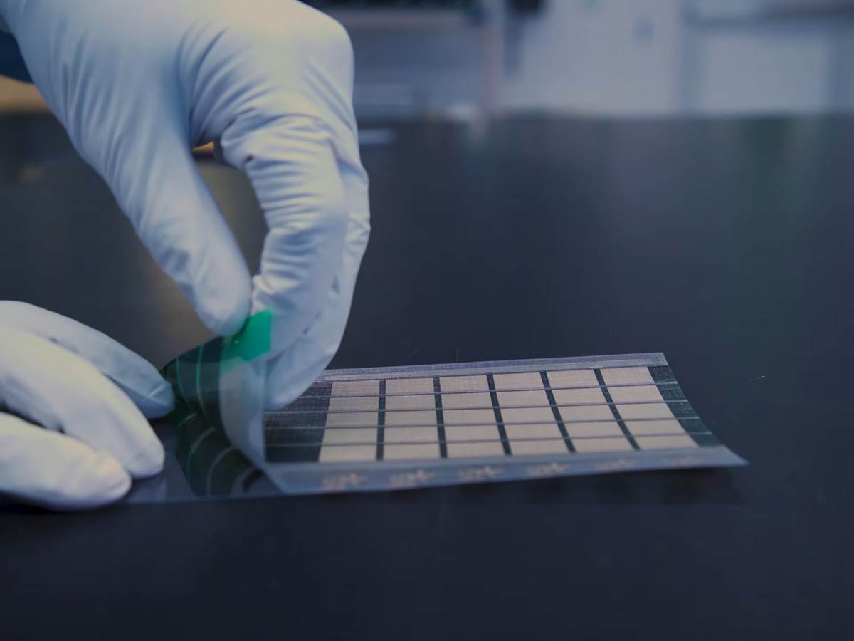  Paper-thin solar cell can turn any surface into a power source 0-0 screenshot.png - YouTube / Massachusetts Institute of Technology (MIT) / ScreenShot 