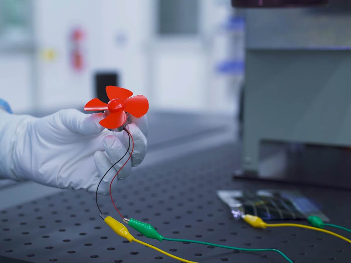  Paper-thin solar cell can turn any surface into a power source 0-24 screenshot.png - YouTube / Massachusetts Institute of Technology (MIT) / ScreenShot 