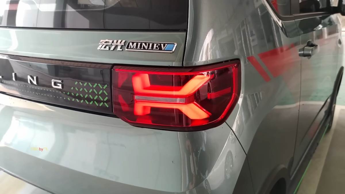  2022 _Wuling Hongguang Mini EV in-depth Walkaround 0-9 screenshot.png 