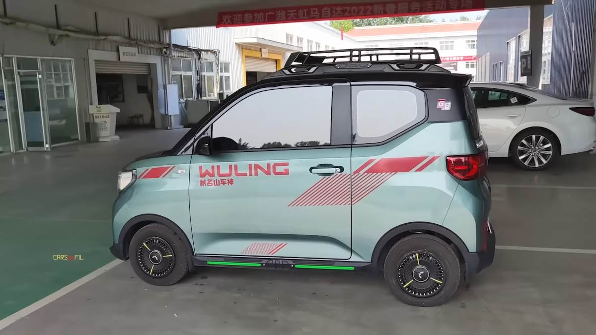  2022 _Wuling Hongguang Mini EV in-depth Walkaround 0-59 screenshot.png - YouTube / JustCARS 