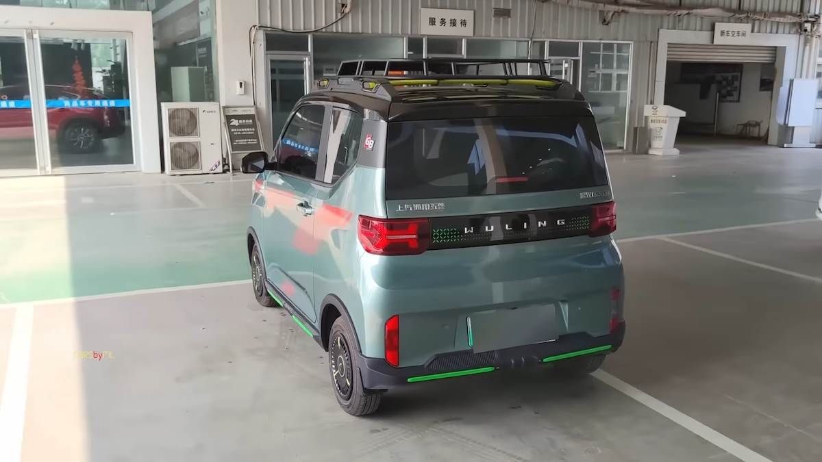  2022 _Wuling Hongguang Mini EV in-depth Walkaround 1-5 screenshot.png - YouTube / JustCARS 