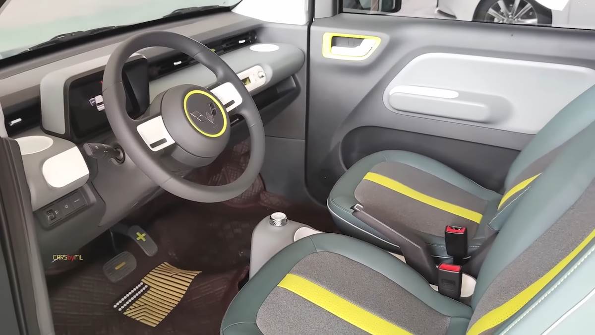  2022 _Wuling Hongguang Mini EV in-depth Walkaround 1-15 screenshot.png - YouTube / JustCARS 