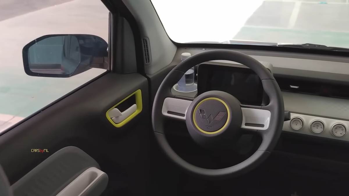  2022 _Wuling Hongguang Mini EV in-depth Walkaround 3-49 screenshot.png - YouTube / JustCARS 