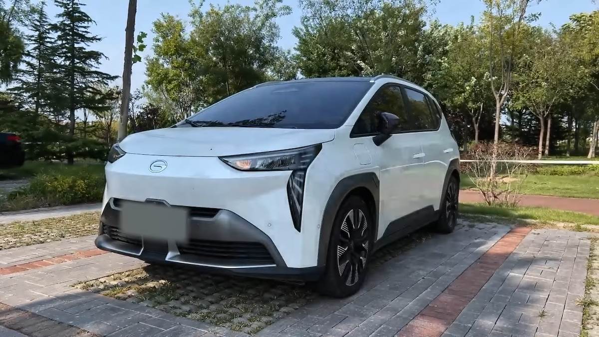  2022 GAC Aion Y in-depth Walkaround 0-2 screenshot.jpg - YouTube / JustCARS 