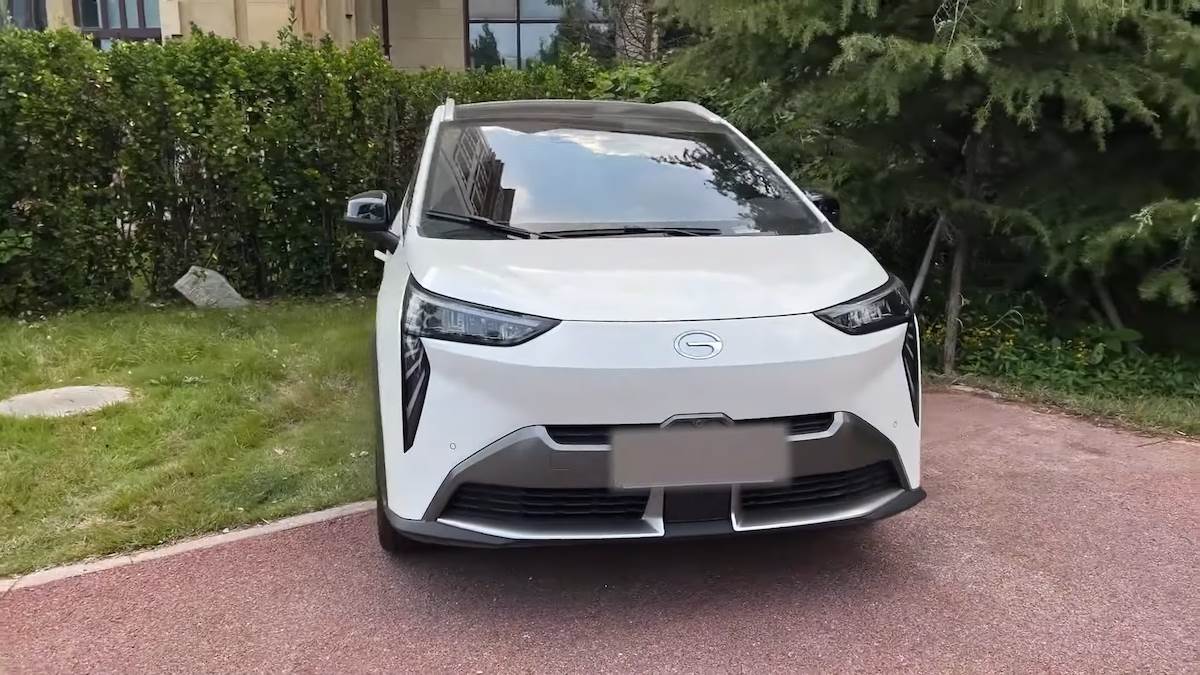  2022 GAC Aion Y in-depth Walkaround 2-34 screenshot.png - YouTube / JustCARS 