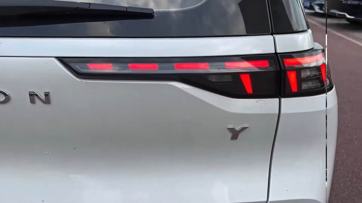  2022 GAC Aion Y in-depth Walkaround 2-59 screenshot.png - YouTube / JustCARS 