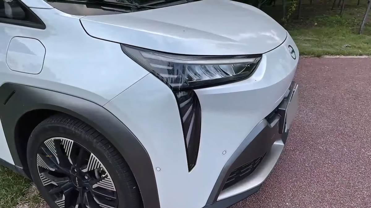  2022 GAC Aion Y in-depth Walkaround 2-39 screenshot.png - YouTube / JustCARS 