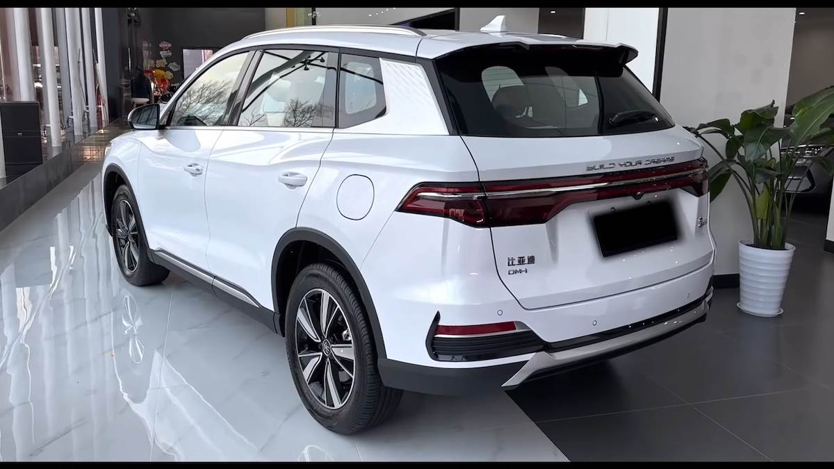  2022 BYD Song Pro DM-i in-depth Walkaround 3-22 screenshot.png - YouTube / JustCARS 