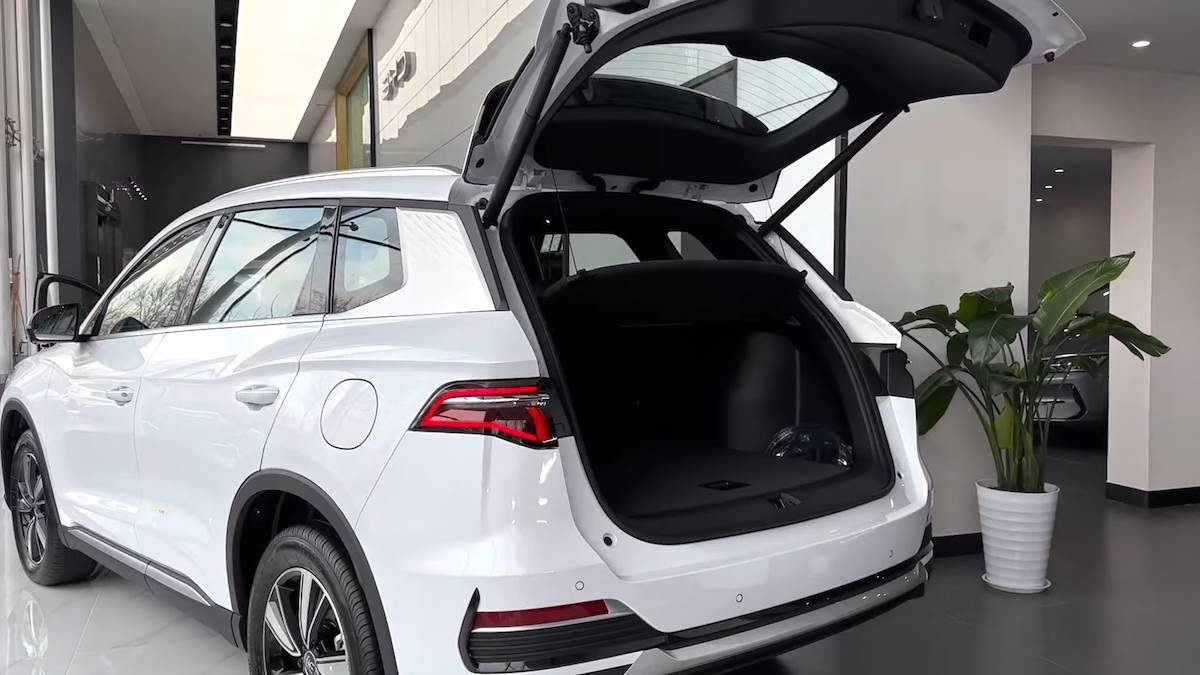  2022 BYD Song Pro DM-i in-depth Walkaround 0-18 screenshot.png - YouTube / JustCARS 