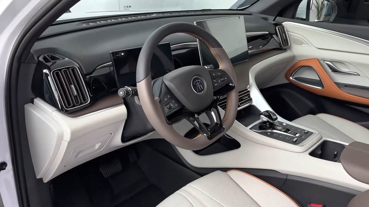  2022 BYD Song Pro DM-i in-depth Walkaround 1-27 screenshot.png - YouTube / JustCARS 