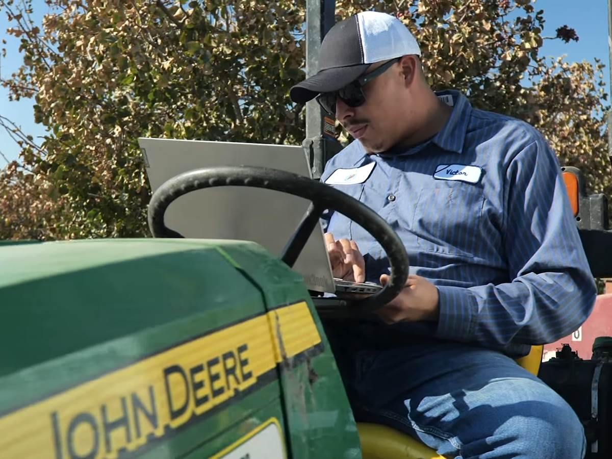  Customer DIY Parts & Service Solutions _ John Deere Customer Service ADVISOR™ 1-18 screenshot.jpg - YouTube / John Deere / Screenshot 