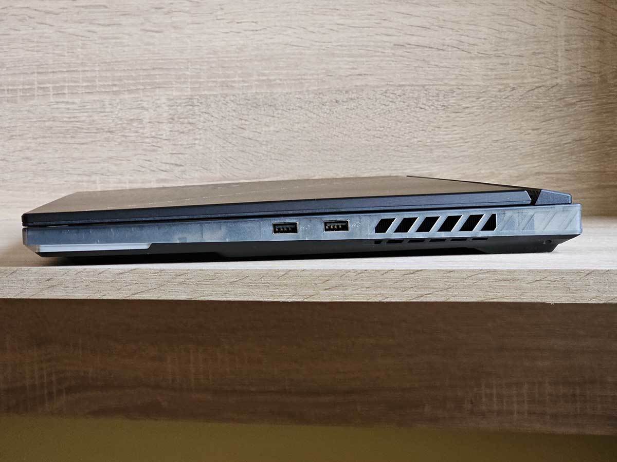 ROG Strix SCAR portovi i otvori 1.jpg - SmartLife / Ilija Baošić   ROG Strix SCAR portovi i otvori 1.jpg - SmartLife / Ilija Baošić