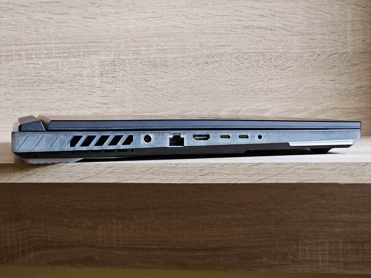 ROG Strix SCAR portovi i otvori 2.jpg - SmartLife / Ilija Baošić   ROG Strix SCAR portovi i otvori 2.jpg - SmartLife / Ilija Baošić