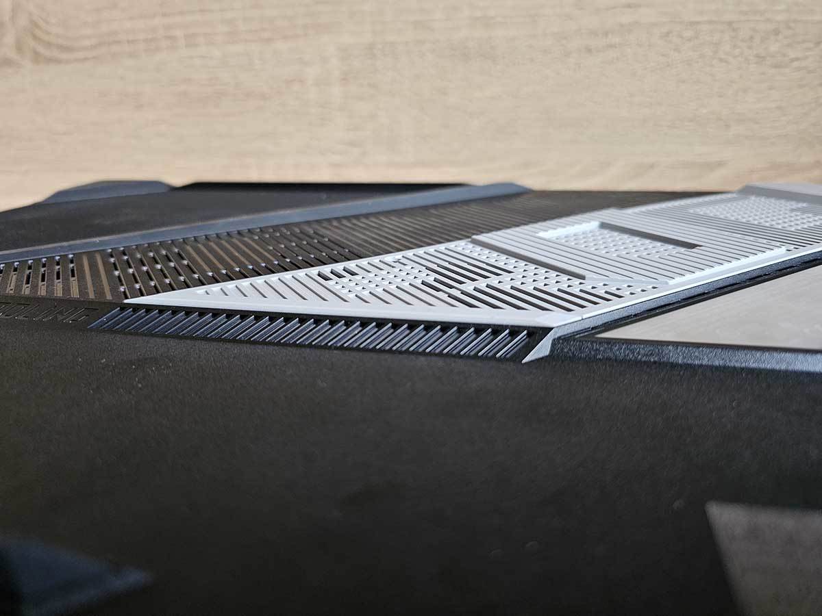 ROG Strix SCAR portovi i otvori 6.jpg   ROG Strix SCAR portovi i otvori 6.jpg